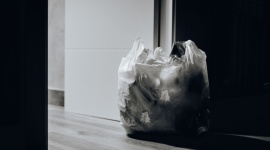 Efektywna gospodarka odpadami w walce ze zmianami klimatu BIZNES, Gospodarka - 25 minut - tyle średnio trwa użytkowanie jednorazowej torby foliowej. Badania pokazują, że nawet co minutę w oceanach lądują odpady plastikowe wielkości ciężarówki. Produkujemy śmieci na ogromną skalę: spożywcze i ogrodowe, budowlane i rozbiórkowe, górnicze i (...)