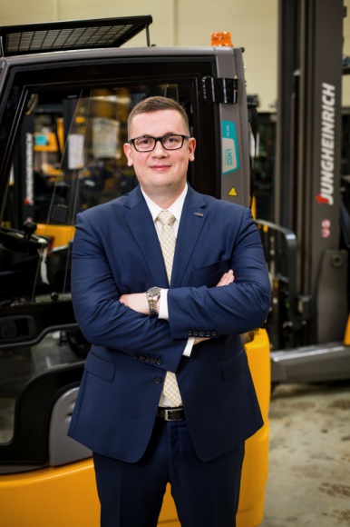 Rozmowa z ekspertami - 25 lat innowacyjnej intralogistyki w Polsce ? i co dalej? BIZNES, Gospodarka - Od początku 2019 roku prezentujemy Państwu zagadnienia związane z obchodami 25-lecia obecności Jungheinrich na polskim rynku. W przygotowanych materiałach eksperci wskazywali, jak rodzima intralogistyka rozwijała się dzięki innowacjom wprowadzanym przez firmę.