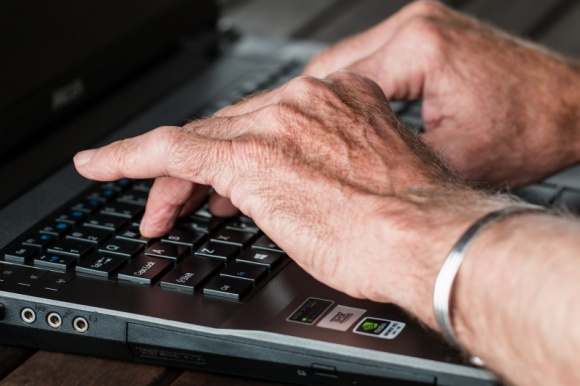 Przez koronawirusa lepiej załatwiać wszystko przez Internet. A co z seniorami? BIZNES, Finanse - Porada na czasy koronawirusa brzmi: "Załatwiaj większość rzeczy przez Internet, płać bezgotówkowo". A co z Seniorami?