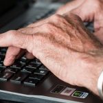 Przez koronawirusa lepiej załatwiać wszystko przez Internet. A co z seniorami?