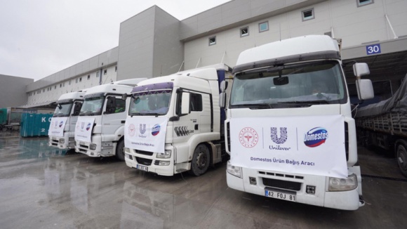 Unilever pomaga w czasie pandemii Covid-19 BIZNES, Gospodarka - Unilever przeznacza ponad 100 milionów euro na pomoc ludziom dotkniętym skutkami pandemii na całym świecie. W Polsce firma wspiera już ponad 20 szpitali przekazując m.in. produkty spożywcze, żele pod prysznic, kremy do rąk, czy płyny do czyszczenia.