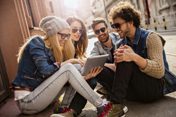 Fryzjerzy przed urzędnikami, czyli za czym Polacy tęsknią w pandemii BIZNES, Gospodarka - Gdy zostaną zniesione ograniczenia w korzystaniu z usług i handlu, Polacy ruszą przede wszystkim do salonów fryzjerskich i kosmetycznych. Później zrobią zakupy w sklepach odzieżowych i obuwniczych, a także załatwią zaległe sprawy w urzędach.