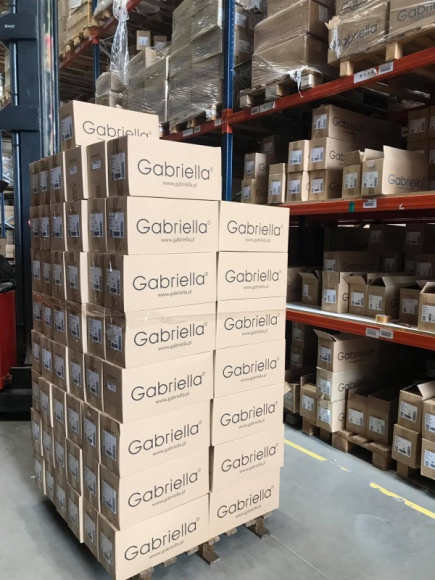 Firma pończosznicza Gabriella pomaga lekarkom i pielęgniarkom BIZNES, Gospodarka - Łódzka firma pończosznicza Gabriella, zaangażowała się w pomoc personelowi medycznemu. W ramach akcji wspierającej służbę zdrowia, przekazała pierwszą partię z kilku tysięcy naszykowanych do rozesłania par specjalistycznych rajstop.