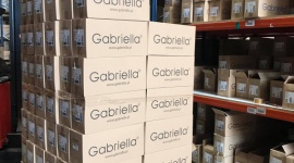 Firma pończosznicza Gabriella pomaga lekarkom i pielęgniarkom BIZNES, Gospodarka - Łódzka firma pończosznicza Gabriella, zaangażowała się w pomoc personelowi medycznemu. W ramach akcji wspierającej służbę zdrowia, przekazała pierwszą partię z kilku tysięcy naszykowanych do rozesłania par specjalistycznych rajstop.