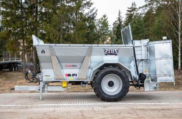 CynkoMet z nowościami rozpoczyna sezon 2020 BIZNES, Gospodarka - Dwa nowe modele maszyn ? rozrzutnik N-114 ZEUS i wywrotka trójstronna T-117/2 wprowadza na rynek Cynkomet z Czarnej Białostockiej.Przy konstrukcji obu maszyn wykorzystano najnowsze numeryczne techniki obliczeniowe, uwzględniające obciążenia podczas eksploatacji maszyny.