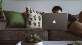 Tarcza antykryzysowa ? co każdy pracodawca powinien wiedzieć? BIZNES, Gospodarka - Którym pracownikom należy się dofinansowanie wynagrodzeń i jakie warunki trzeba spełnić, aby je otrzymać? Czy w czasie pandemii pracodawcy mogą zlecać nadgodziny lub zmieniać system pracy? Czym są świadczenia postojowe? Te pytania zadaje sobie niejeden polski pracodawca