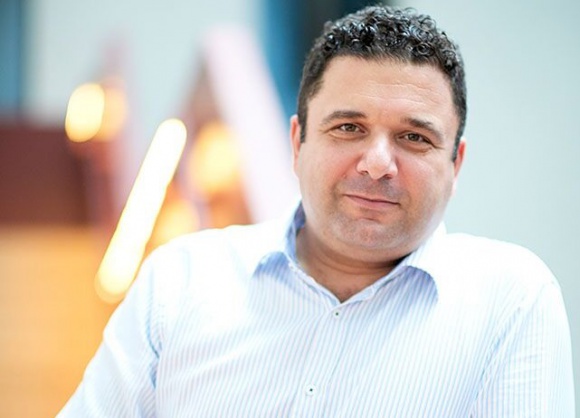 Transformacja cyfrowa a zaufanie w biznesie i społeczeństwie BIZNES, Gospodarka - Szkoła Biznesu Politechniki Warszawskiej zaprasza do udziału w bezpłatnym wykładzie online pt. ?Trust in Digital World?, który 24 czerwca br. poprowadzi Achilles Georgiu, wykładowca Szkoły Biznesu PW oraz Central European University w Budapeszcie.