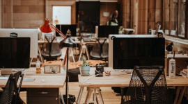 Pracownicy odczuli presję powrotu do biura BIZNES, Gospodarka - Aż 47 proc. europejskich pracowników odczuło presję ze strony pracodawców, aby wrócić do pracy stacjonarnej ? wynika z badania firmy ADP ?Workforce view 2020?.