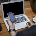 Home office z telefonem w ręku ? epidemia wydłużyła służbowe rozmowy nawet o 4 g