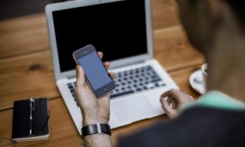 Home office z telefonem w ręku ? epidemia wydłużyła służbowe rozmowy nawet o 4 g