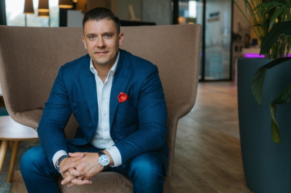 USA chcą gospodarczego rozwodu z Chinami BIZNES, Gospodarka - O amerykańsko-chińskim konflikcie handlowym ostatnio mówi się nieco mniej. Jednak nie oznacza to, że traci on na swojej intensywności. Jest wręcz przeciwnie. Wygląda na to, że wkrótce będziemy świadkami decydującej rozgrywki.