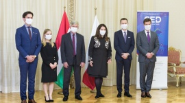 Polsko-Węgierska Izba Gospodarcza inauguruje swoją działalność BIZNES, Gospodarka - 13 października miała miejsce oficjalna inauguracja Polsko-Węgierskiej Izby Gospodarczej, jednocześnie w Warszawie i Budapeszcie. Poza zainteresowanymi przedsiębiorstwami, inicjatywę poparły krajowe izby handlowe, organizacje eksportowe oraz przedstawiciele obu państw.