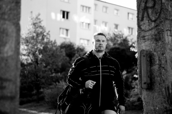 Życie ?na wynos?. Czy usługi z dowozem to przyszłość sektora? BIZNES, Gospodarka - Obostrzenia sanitarne wystawiły na ciężką próbę cały sektor gastronomiczny. Nakaz zamknięcia lokali dla gości i możliwość pracy wyłącznie na ?wynosach? przekreślił szanse tysięcy restauracji. Czy pandemia koronawirusa oznacza koniec branży w tradycyjnym wydaniu?