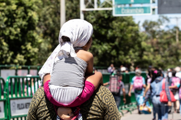 Polityka zagraniczna, BIZNES - Od 2016 r. trwa największy trwający obecnie kryzys migracyjny w Ameryce Południowej. Codziennie Wenezuelę opuszcza od 500 do 700 osób. Szacuje się, że do listopada 2020 r. kraj opuściło ok 5.4 mln Wenezuelczyków , z czego blisko 1.7 mln przebywa w Kolumbii., Droga po życie. Polska Misja Medyczna pomaga wenezuelskim uchodźcom w Kolumbii. Polityka zagraniczna, BIZNES - Od 2016 r. trwa największy trwający obecnie kryzys migracyjny w Ameryce Południowej. Codziennie Wenezuelę opuszcza od 500 do 700 osób. Szacuje się, że do listopada 2020 r. kraj opuściło ok 5.4 mln Wenezuelczyków , z czego blisko 1.7 mln przebywa w Kolumbii.