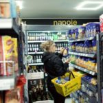 Droższe ?małpki? w małych sklepach nadal lądują w co trzynastym koszyku