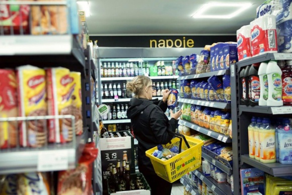 Droższe ?małpki? w małych sklepach nadal lądują w co trzynastym koszyku
