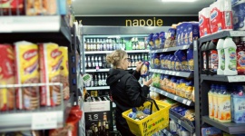 Droższe ?małpki? w małych sklepach nadal lądują w co trzynastym koszyku IT i technologie, BIZNES - Opłata od ?małpek? przyczyniła się do wzrostu cen detalicznych wódek o pojemnościach 100 i 200 mililitrów w handlu tradycyjnym.