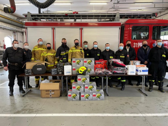 Specjalistyczny sprzęt dla strażaków z Wielkopolski od Stena Recycling Ochrona środowiska, BIZNES - Specjalistyczny sprzęt niezbędny strażakom ? ratownikom trafił właśnie do OSP w Swarzędzu i Czerniejowie oraz do Jednostki Ratowniczo-Gaśniczej nr 3 w Poznaniu. To kolejny przykład wieloletniej, dobrej współpracy pomiędzy Strażą Pożarną a oddziałem Stena Recycling w Swarzędzu.