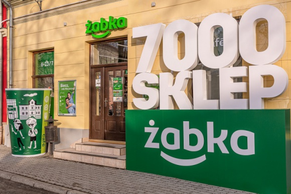 Handel, BIZNES - 25 lutego 2021 roku został otwarty 7000. sklep sieci Żabka. Placówka zlokalizowana jest na rynku zabytkowej miejscowości Biecz, opisywanej w literaturze jako ?Perła Podkarpacia?. To pierwsza Żabka w tej miejscowości., Żabka coraz bardziej lokalna. 7000. sklep sieci otwarty w zabytkowym Bieczu Handel, BIZNES - 25 lutego 2021 roku został otwarty 7000. sklep sieci Żabka. Placówka zlokalizowana jest na rynku zabytkowej miejscowości Biecz, opisywanej w literaturze jako ?Perła Podkarpacia?. To pierwsza Żabka w tej miejscowości.