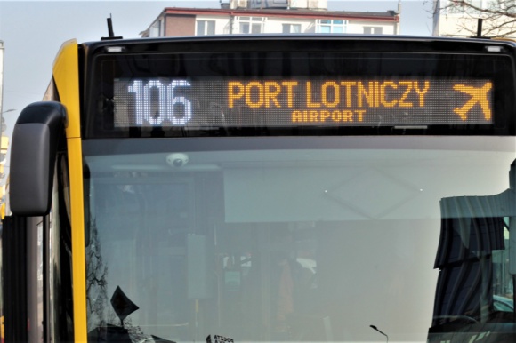 Transport, BIZNES - MPK Wrocław wprowadziło anglojęzyczne komunikaty na tablicach w swoich autobusach. Goście z zagranicy będą mogli łatwo zorientować się, który autobus zmierza do dworca kolejowego lub portu lotniczego., MPK pisze po angielsku. Nowe komunikaty na miejskich autobusach Transport, BIZNES - MPK Wrocław wprowadziło anglojęzyczne komunikaty na tablicach w swoich autobusach. Goście z zagranicy będą mogli łatwo zorientować się, który autobus zmierza do dworca kolejowego lub portu lotniczego.
