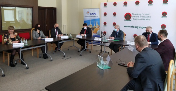 Energetyka, BIZNES - Mieszkańcy Elbląga zyskają ekologiczną energię cieplną i elektryczną pochodzącą z nowoczesnego źródła. W dn. 17.02.2021 w siedzibie Narodowego Funduszu Ochrony Środowiska i Gospodarki Wodnej EPEC podpisał z KAPE kompleksową umowę na przygotowanie dokumentacji budowy systemu., EPEC inwestuje w wysokosprawną kogenerację ? proekologiczny program inwestycyjny Energetyka, BIZNES - Mieszkańcy Elbląga zyskają ekologiczną energię cieplną i elektryczną pochodzącą z nowoczesnego źródła. W dn. 17.02.2021 w siedzibie Narodowego Funduszu Ochrony Środowiska i Gospodarki Wodnej EPEC podpisał z KAPE kompleksową umowę na przygotowanie dokumentacji budowy systemu.