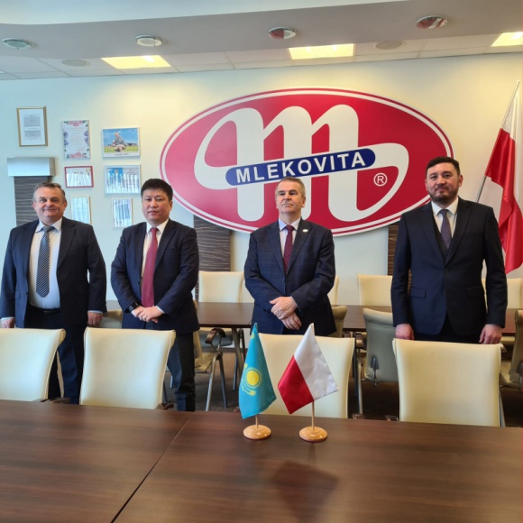 Przemysł spożywczy, BIZNES - Podczas spotkania w centrali Grupy MLEKOVITA w obecności Radcy Ambasady Kazachstanu w Polsce podpisano Memorandum o Porozumieniu pomiędzy MLEKOVITĄ a kazachską Spółką Krajową, dotyczące inwestycji w Kazachstanie na rzecz organizacji produkcji mleka i produktów mleczarskich., MLEKOVITA umacnia stosunki gospodarcze z Kazachstanem Przemysł spożywczy, BIZNES - Podczas spotkania w centrali Grupy MLEKOVITA w obecności Radcy Ambasady Kazachstanu w Polsce podpisano Memorandum o Porozumieniu pomiędzy MLEKOVITĄ a kazachską Spółką Krajową, dotyczące inwestycji w Kazachstanie na rzecz organizacji produkcji mleka i produktów mleczarskich.