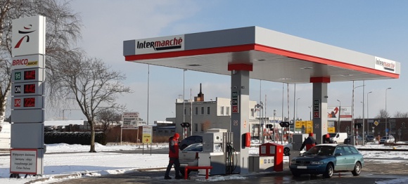Nowa stacja paliw Intermarché w Kołobrzegu Handel, BIZNES - Grupa Muszkieterów stale wzmacnia swoją pozycję lidera na rynku przymarketowych stacji paliw i uruchamia kolejne punkty pod szyldem Intermarché. 10 lutego br. został otworzony nowy obiekt zlokalizowany przy sklepie Bricomarché w Kołobrzegu.