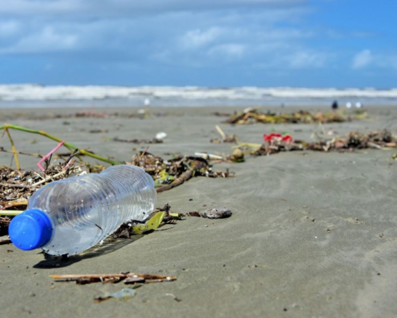Młodzi kontra plastik Ochrona środowiska, BIZNES - ? Podatek od plastiku i ograniczenia dotyczące używania jednorazowych plastików to za mało. ? Młodzież ma nowe pomysły na redukcję i recykling plastiku. ? Ruszył program Mniej Plastiku realizowany w ramach olimpiady Zwolnieni z Teorii przy wsparciu Lidl Polska.