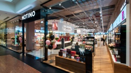 Rekordowy obrót Notino: ponad 560 milionów Euro w 2020 roku Handel, BIZNES - Notino zakończyło 2020 rok z rekordowym obrotem na poziomie ponad 560 milionów Euro[1]. Wyniki odnotowane przez czeskiego giganta branży kosmetycznej są wyższe aż o 42 procent w porównaniu rok do roku.