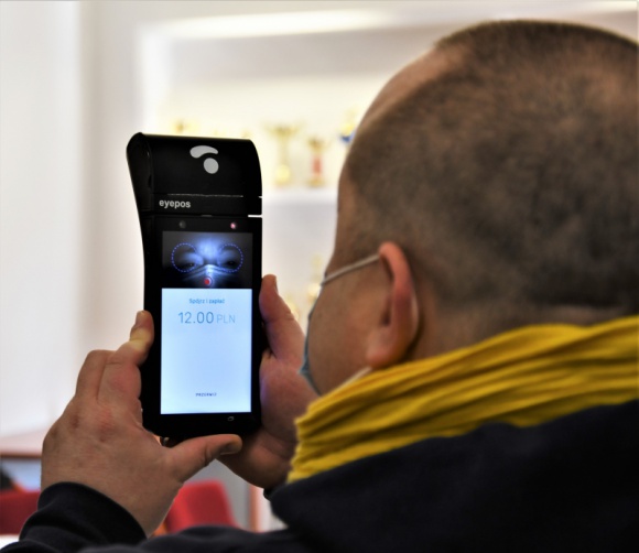 Transport, BIZNES - MPK Wrocław uruchomiło płatność okiem w Biurze Obsługi Pasażera. Miejska spółka jest pierwszym na świecie przewoźnikiem, który wprowadził innowacyjny systemem płatności tęczówką oka od wrocławskiego fintechu PayEye., Pierwsze miejski przewoźnik na świecie, w którym za miesięczny zapłacicie? okiem Transport, BIZNES - MPK Wrocław uruchomiło płatność okiem w Biurze Obsługi Pasażera. Miejska spółka jest pierwszym na świecie przewoźnikiem, który wprowadził innowacyjny systemem płatności tęczówką oka od wrocławskiego fintechu PayEye.