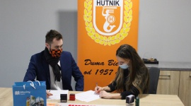 Galeria Młociny zagra razem z Hutnikiem Warszawa Sport, BIZNES - Klub sportowy Hutnik Warszawa podpisał umowę sponsoringową z Galerią Młociny. Współpraca potrwa przez rundę wiosenną sezonu 2020/2021 z możliwością dalszego przedłużenia.