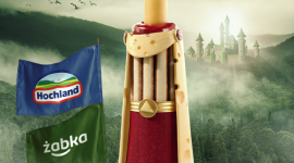 Ser Dog z Hochlandii zagości w Żabce na dłużej Handel, BIZNES - Po udanej ofensywie Imperator Smaku Ser Dog Wspaniały, pogromca mięsożernej rosiczki, na dobre zagości w Żabce. Ser Dog to więcej niż hot dog z parówką. To hot dog z ?parówką? serową powstałą m.in. z serów cheddar i maasdamer, przygotowaną przez Hochland.