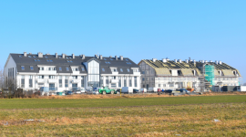 Zalasewo Park ? czas na ostatni budynek Nieruchomości, BIZNES - W podpoznańskim Zalasewie trwa budowa trzeciego, jednocześnie ostatniego budynku w ramach projektu Zalasewo Park. Powstanie 36 lokali o zróżnicowanym metrażu, a wśród nich również dwupoziomowe apartamenty.