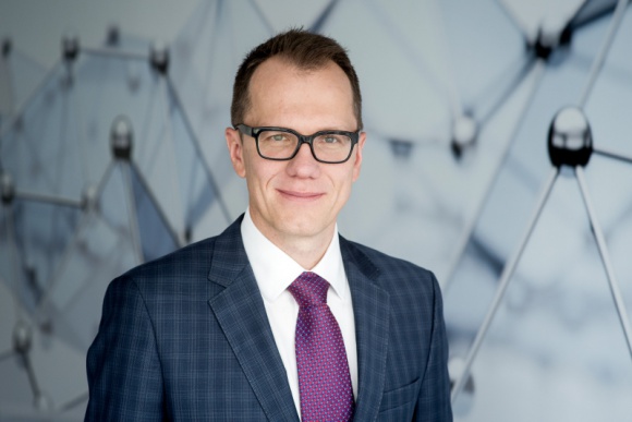 Fotowoltaika a opłata mocowa Energetyka, BIZNES - Opłata mocowa weszła w życie z dniem 1 stycznia 2021 roku. Jak jednak wygląda świadomość konsumentów na temat nowej opłaty? Z czym się wiążą wzrosty opłat za energię oraz czy istnieje perspektywa aby uniknąć zwiększonych kosztów? Ekspert Alians OZE podpowiada.