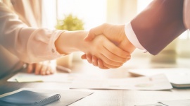 Grupa Eurocash nabędzie udziały w spółce prowadzącej sieć sklepów Arhelan Handel, BIZNES - Eurocash zawarł umowę inwestycyjną, na podstawie której nabędzie 49% (a docelowo 50%) udziałów w spółce Arhelan prowadzącej ponad 100 sklepów detalicznych w północno-wschodniej Polsce.