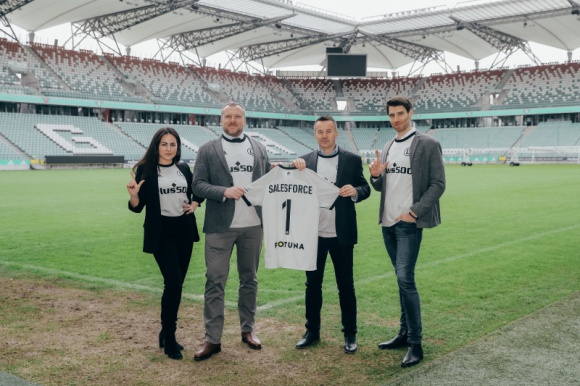 Nowe partnerstwo Legii Warszawa i Salesforce IT i technologie, BIZNES - Legia Warszawa podpisała umowę z amerykańską firmą Salesforce, która jest światowym liderem w zakresie wdrażania i funkcjonalności nowoczesnych systemów CRM