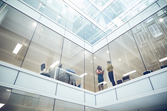 Odpowiedzialne praktyki bankowe: analiza porównawcza Mazars 2021 Finanse, BIZNES - Badanie Mazars ?Odpowiedzialne praktyki bankowe: analiza porównawcza? wskazuje na znaczące postępy w zakresie zrównoważonego finansowania na świecie, ale do pełnego wdrożenia jeszcze daleko.