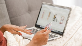 Nowe trendy e-commerce Handel, BIZNES - Już 73% Polaków deklaruje, że robi zakupy w Internecie, dlatego wiele firm podjęło decyzję o rozszerzeniu działalności online. Zwiększenie konkurencji wymagało od nich skupienia się na działaniach marketingowych, m.in. analizie danych, newsletterach i programach lojalnościowych.