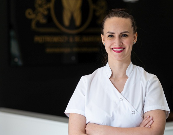 Zapytaj stomatologa: Biały nalot, ból i uczucie dyskomfortu w jamie ustnej Zdrowie, BIZNES - Niewielkie ale bolesne, pojawiają się na języku, podniebieniu, gardle oraz na wewnętrznej części policzków i warg.